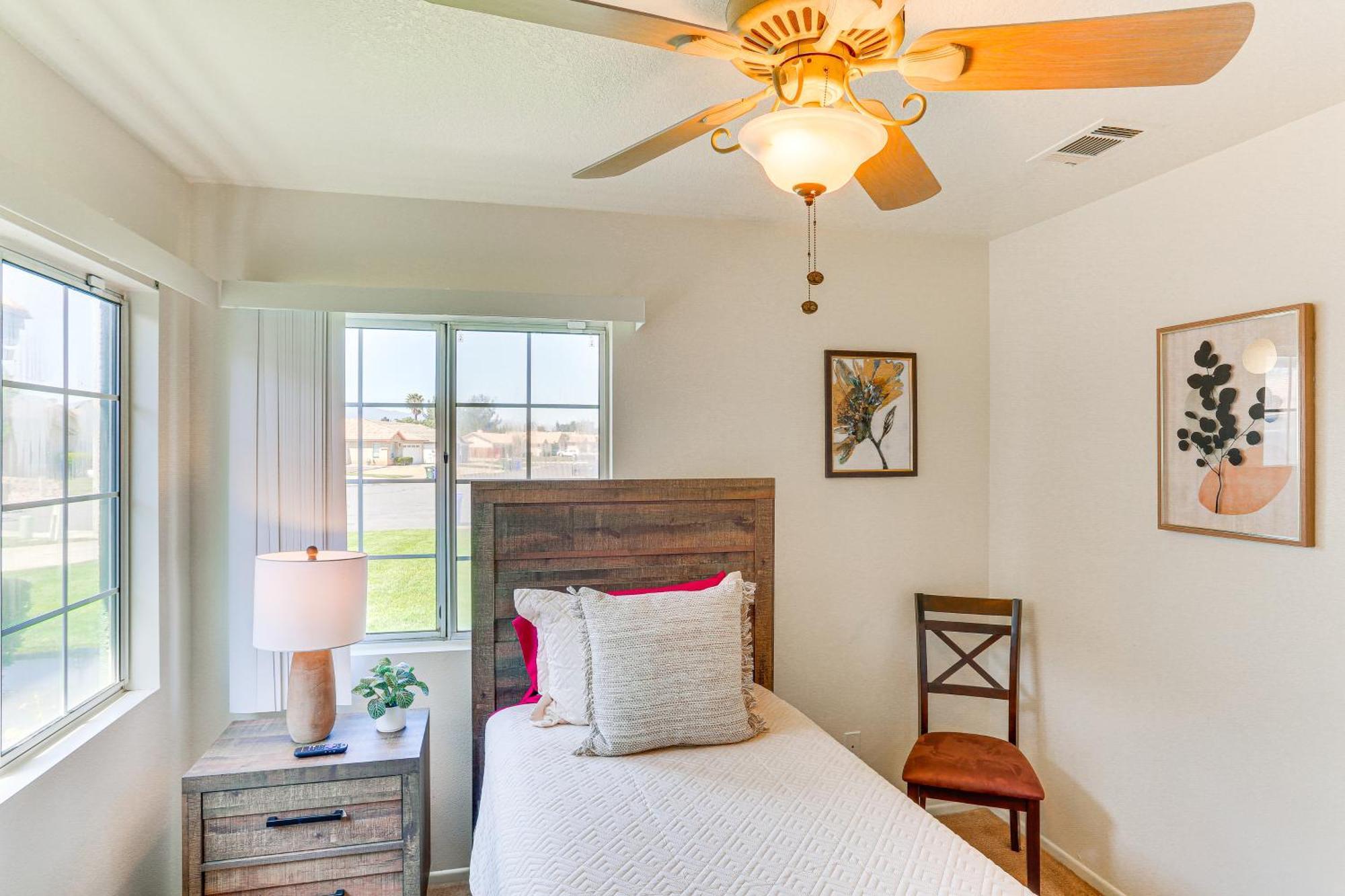 With Large Yard And Charcoal Grill! Holiday home Victorville