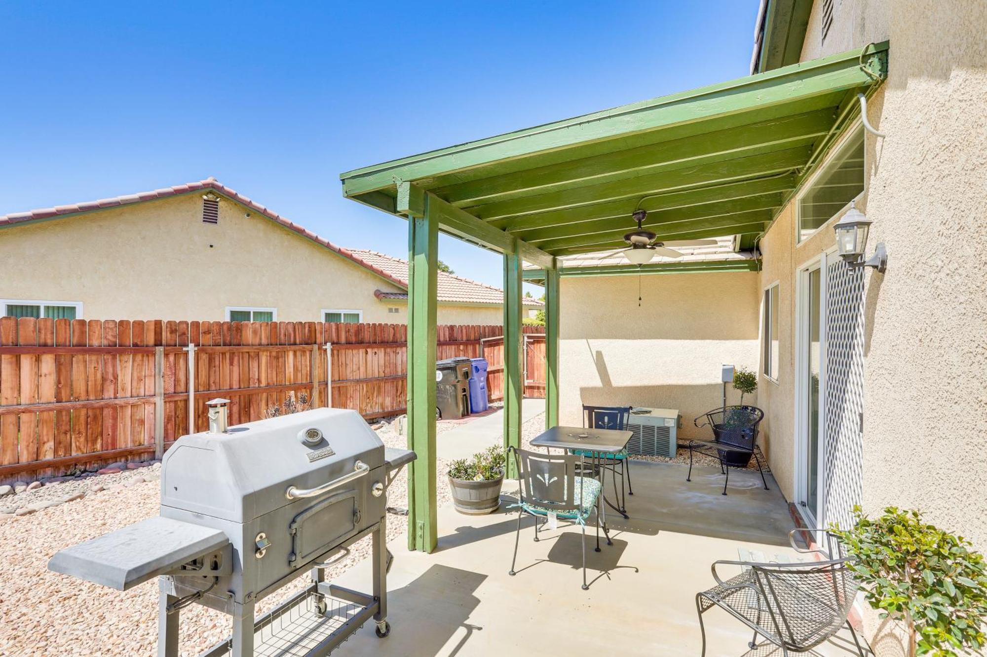 With Large Yard And Charcoal Grill! Holiday home