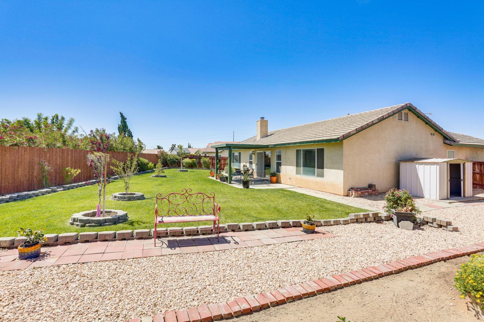 With Large Yard And Charcoal Grill! Holiday home Victorville