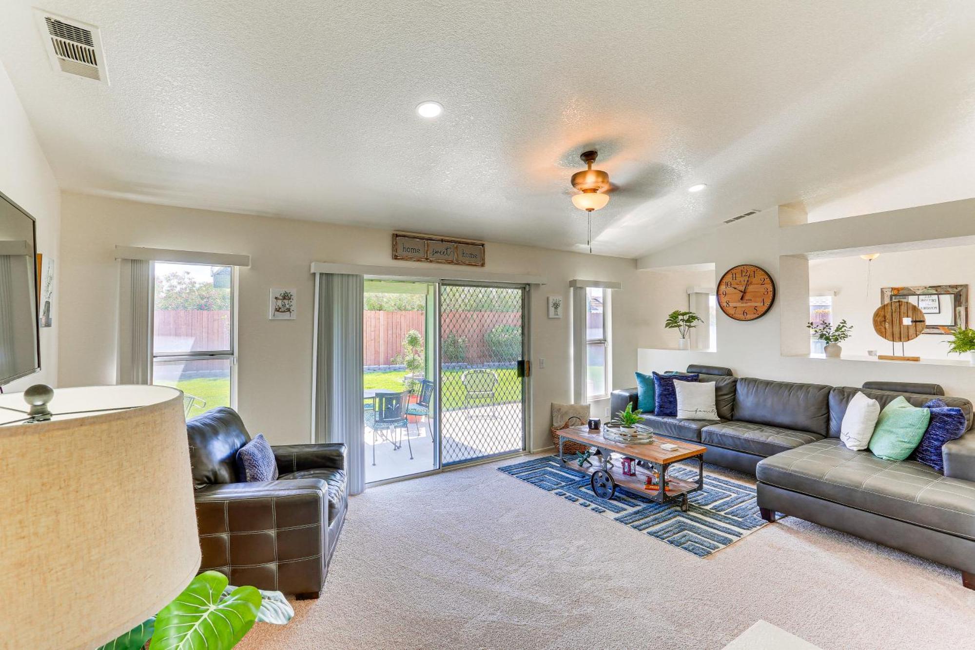 With Large Yard And Charcoal Grill! Holiday home
